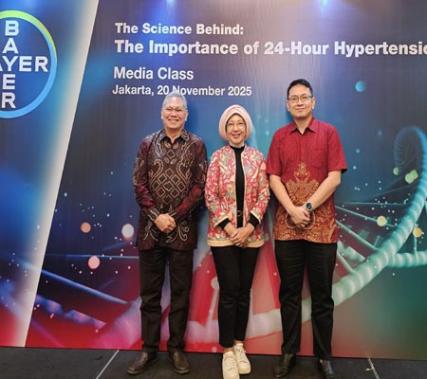 dr. Tunggul dan dr. Irawan dalam kegiatan yang diselenggarakan oleh Bayer Indonesia