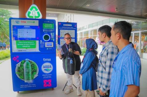Penukaran botol plastik di dropbox bisa mendapatkan koin
