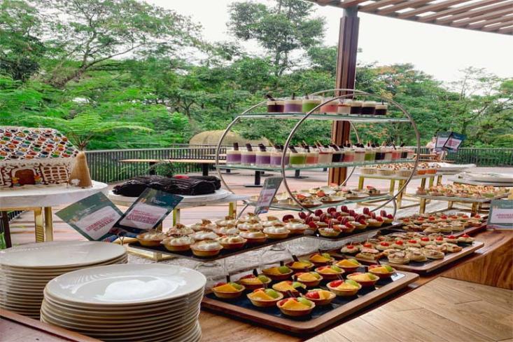 Sajian andalan sesuai tema liburan akhir tahun dengan set up prasmanan. Foto: Ist