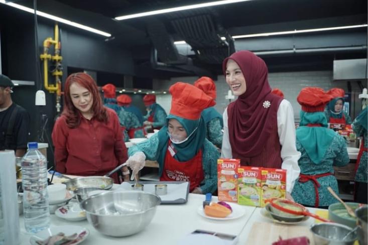 Alyssa Soebandono (paling kanan) dan Dr. Rita Ramayulis, DCN., M.Kes. (paling kiri). Foto: Ist