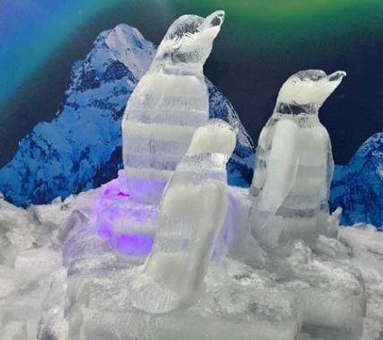 Di dalam area bersuhu –5°C ini, pengunjung dapat menikmati deretan dekorasi ice carving