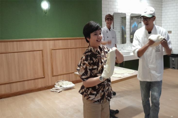 Atraksi Acrobatic Giant Pizza oleh Pizza Man. Foto: Novi