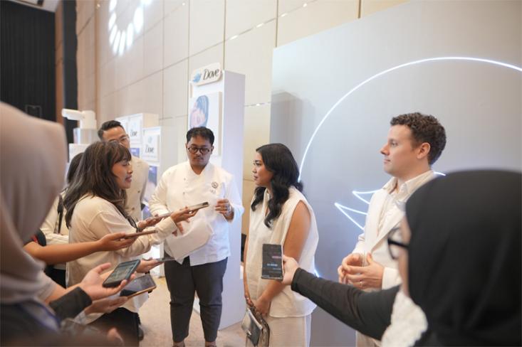 Shakina Dharma dan Matthew Seal saat memberikan keterangan. Foto: Ist