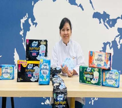Yulia menjadi karyawati lokal pertama yang menduduki posisi Manajer di R&D Unicharm
