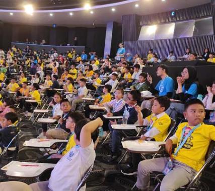 Kompetisi Nasional Spelling Bee ini diikuti oleh anak SD kelas 1 hingga SMP kelas 3