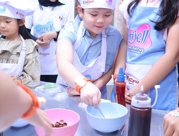 Anak-anak berkreasi membuat dan menghias jelly