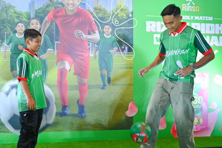 Aksi Juggling Rizky Ridho bersama Muhammad Athallah