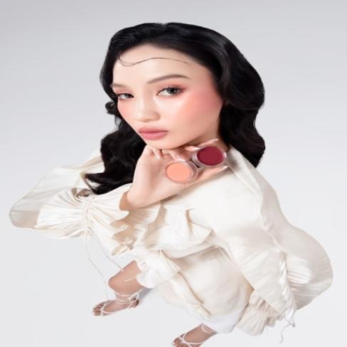 Multi-Use Balm Hybrid yang dapat digunakan di pipi, mata, dan bibir. Foto: Ist