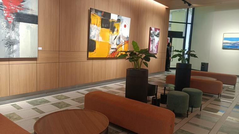 Lobi nyaman sekaligus galeri seni