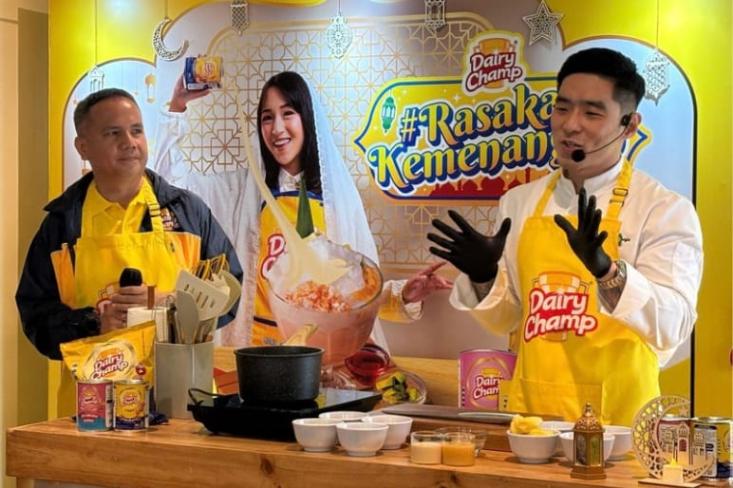 Marketing Manager PT Etika Beverages Indonesia, Dodi Afandi dan Chef Martin Praja. Foto: Novi