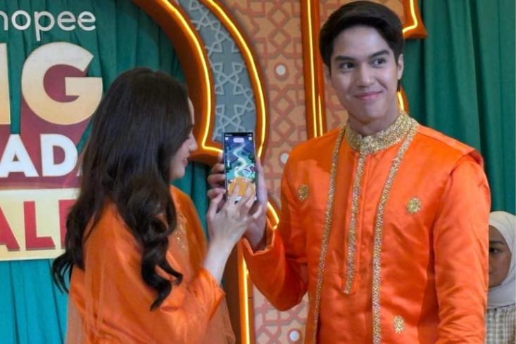 Bermain in-app game interaktif untuk melepas penat sekaligus membangun kedekatan. Foto: Novi