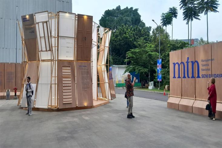 Instalasi karya Sigit D. Pratama yang menggambarkan konsep Rumah atau Naungan. Foto: Novi