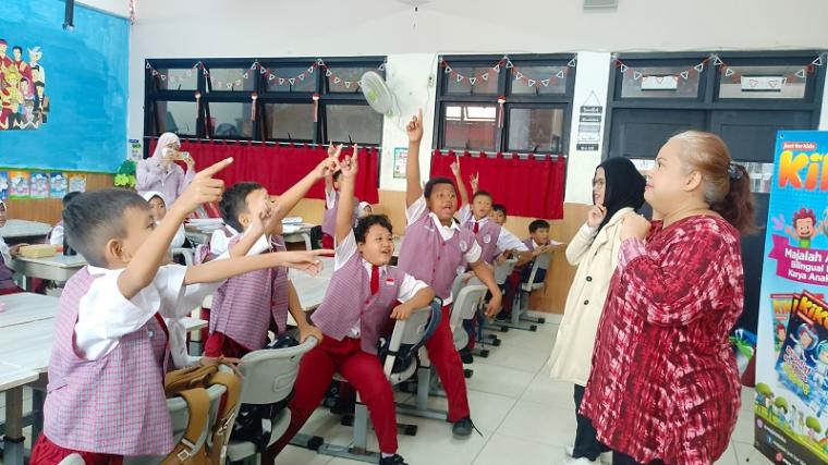 Murid-murid berebut menjawab kuis interaktif