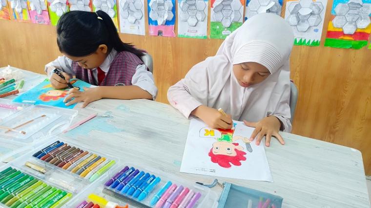 Murid-murid fokus mewarnai