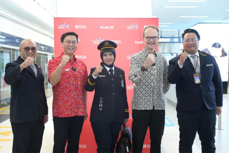 Study UK x MRT Jakarta: Wujudkan mimpi pendidikan kelas dunia di sela perjalanan harian. Foto: Ist