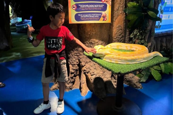 Menyentuh langsung beberapa penghuni di bawah pengawasan para petugas. Foto: Novi