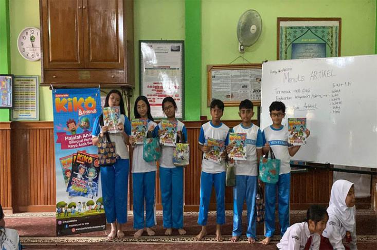 Grup Juara Dua dalam menulis artikel berita berkelompok. Foto: Salwa Kiki