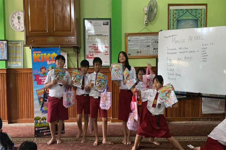 Grup Juara Tiga dalam menulis artikel berita berkelompok. Foto: Salwa Kiki