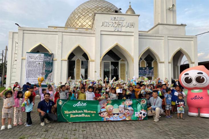 Di setiap Masjid, jemaat menerima bingkisan takjil berupa Festive Dessert Aice Mooochii. Foto: Ist