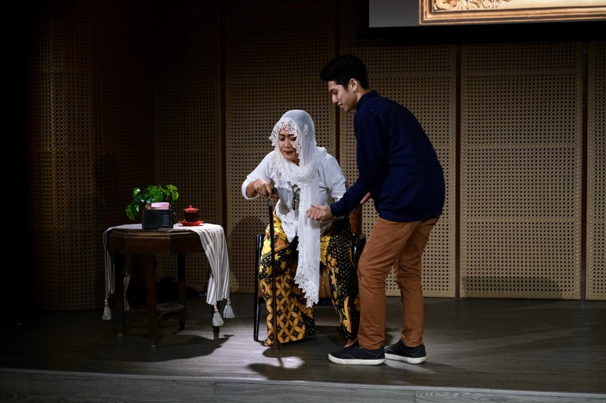 Putri Ayudya dalam sosok karakter YangTi dan melibatkan penonton dalam lakonnya