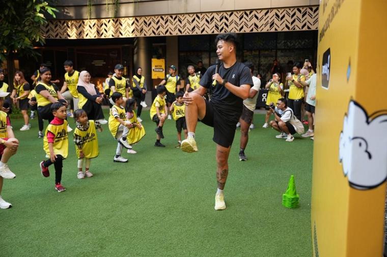 Sesi pemanasan yang dipimping oleh Coach Profesional