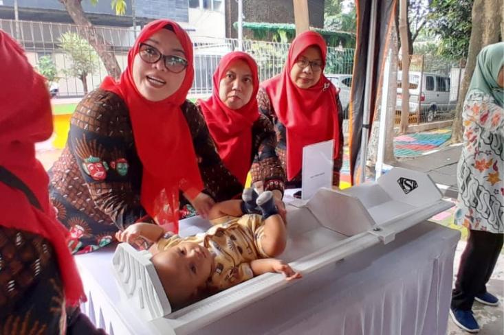 Penimbangan, pengukuran tinggi, dan lingkar kepala bayi. Foto: Novi