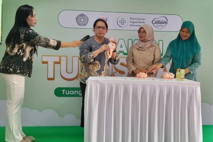 Edukasi cara memijat bayi. Foto: Novi