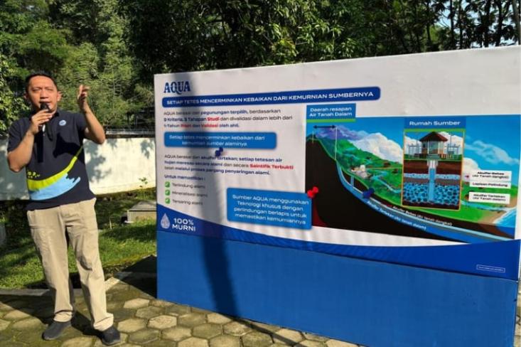 Arif Fadillah, Water Science Team di sumber air AQUA. Foto: Novi