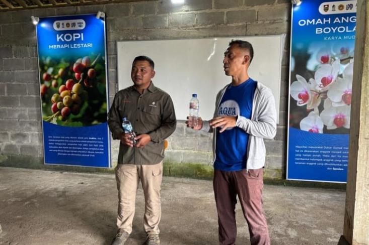 Ki-ka: Joko, Ketua Rumah PAKEM dan Jeffri Ricardo dari AQUA. Foto: Novi