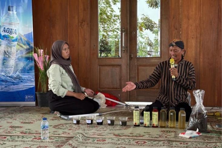 Lilik (kanan) menunjukkan hasil inovasi pupuk berbahan alami. Foto: Novi