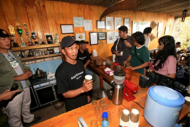 Paino, salah seorang petani lokal dengan Kedai Kopi Gumuk-nya. Foto: Ist