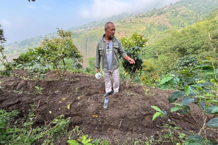 Pujo, salah satu pengelola kawasan Gunung Merapi yang turut mendampingi. Foto: Novi
