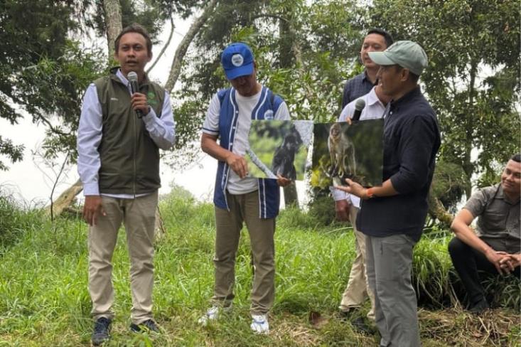 Reka Permana (paling kiri), Penyuluh TNGM (Taman Nasional Gunung Merapi). Foto: Novi