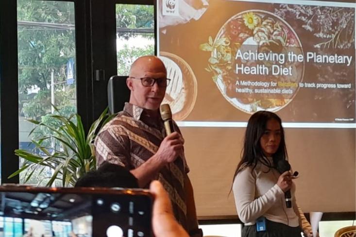 Greg Walker, Global Food Scientist WWF International didampingi penerjemah. Foto: Novi