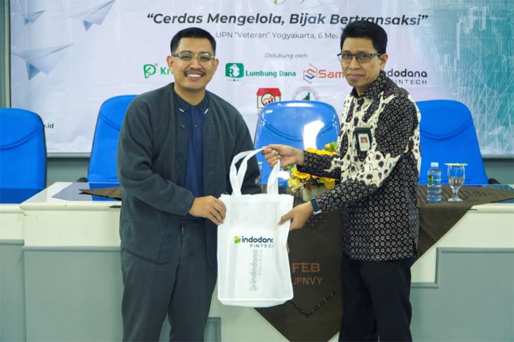 Ki-ka: Wildan bersama Wakil Dekan, Jamzani Sodik. Foto: Ist
