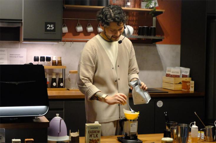 Pengunjung bisa menyaksikan proses live brewing oleh Mikael Jasin. Foto: Ist