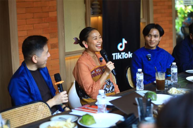 Alma Al Farisi (tengah) dan Asep Roman Muhtar (paling kanan). Foto: Ist
