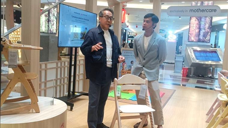 Perwakilan Yamatoya menjelaskan tentang High Chair