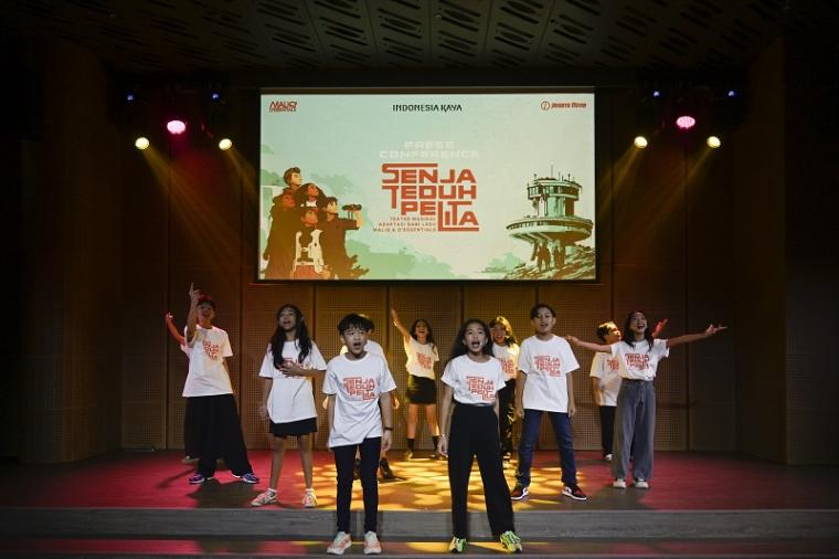 Pertunjukan oleh para pemain Musikal Senja Teduh Pelita