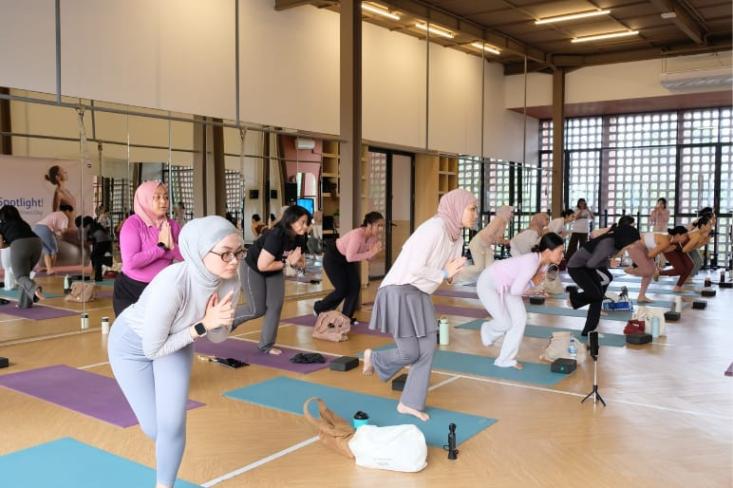 Berbagai kelas olahraga, diantaranya Vinyasa Yoga. Foto: Ist