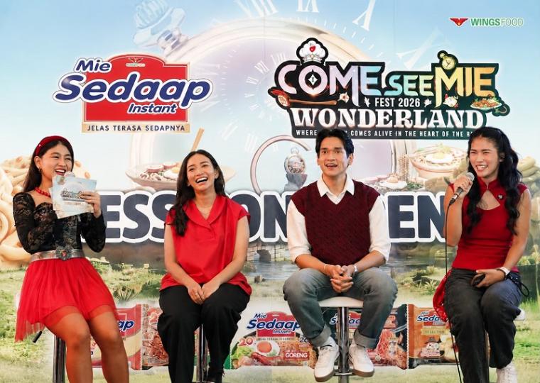 Keseruan para narasumber saat berbagi cerita dalam sesi talkshow