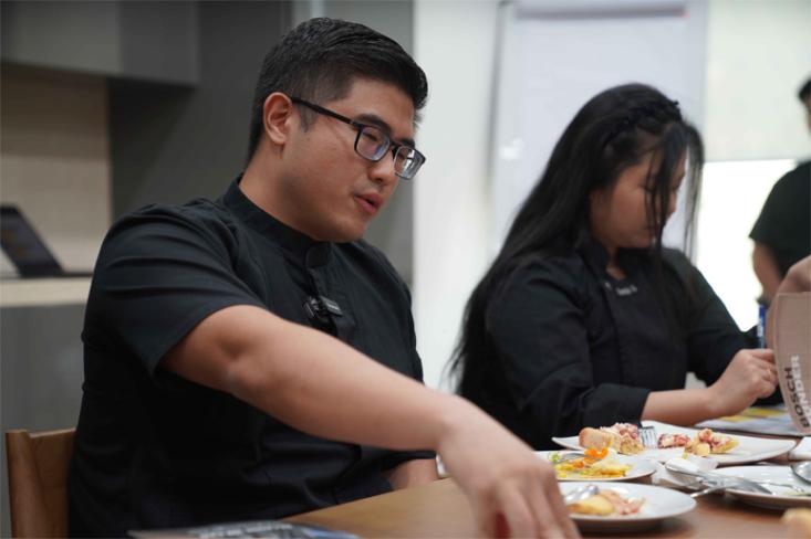 Chef Bryan, lulusan MasterChef Indonesia Season 8 yang bertindak sebagai juri. Foto: Ist