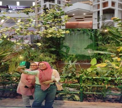 Tak hanya anak-anak, ibu-ibu pun menikmati explore the jungle, selfie di indoor Waterfall