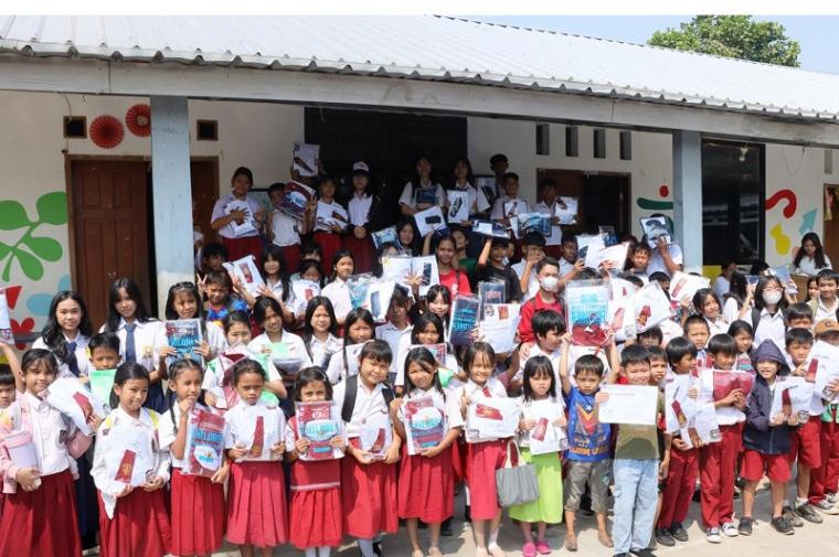 Antusiasme siswa siswi SD Sinar Kasih menerima donasi seragam sekolah dan mainan edukasi