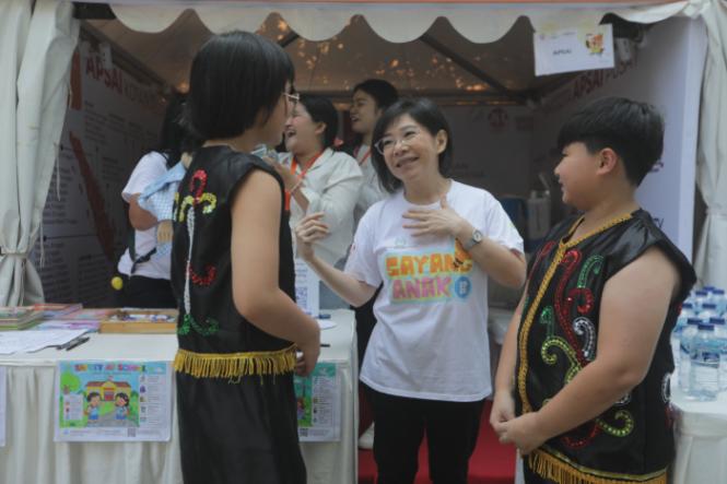 Poppy Kumala berinteraksi dengan anak-anak