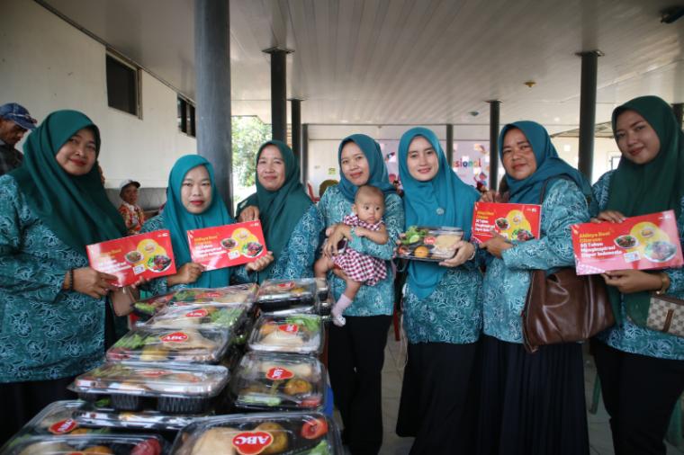 Ibu-ibu PKK Desa Gombongsari mendapatkan Buku Menu berisi 50 kumpulan resep dari ABC