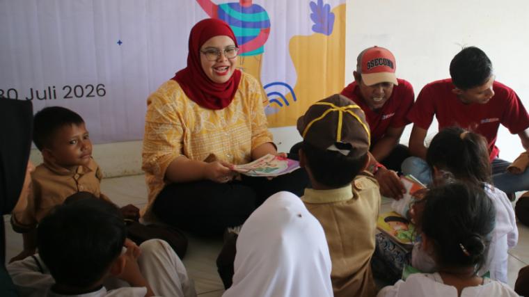 Sesi membaca buku cerita dalam kegiatan CSR Hari Anak Nasional