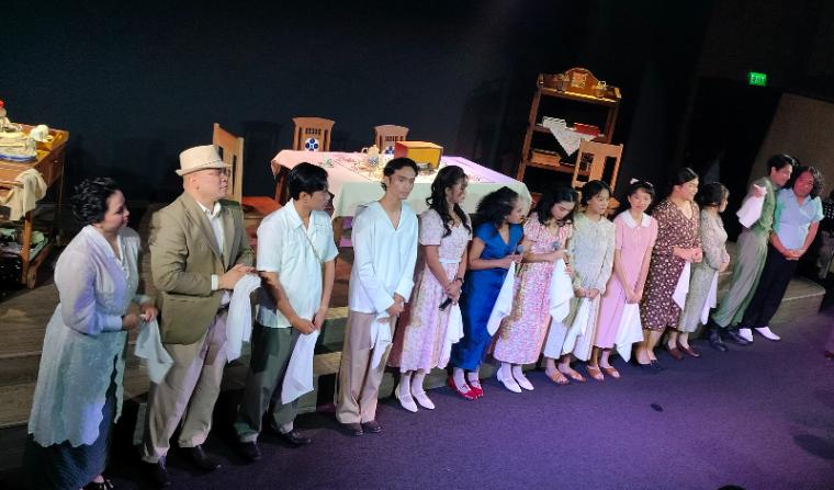 Seluruh pemain pertunjukan Bulang Trang, Nona dari Teater Pandora (Foto: Efa)