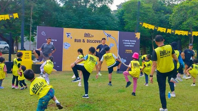 Melakukan gerakan pemanasan atau pendinginan bersama Proffesional Coach