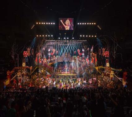 Perpaduan tata panggung, pencahayaan, visual, dan performer